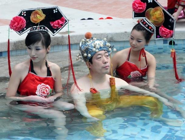 河南一溫泉會(huì)所開(kāi)業(yè)，山西男子花十萬(wàn)元享受“帝王頭湯”