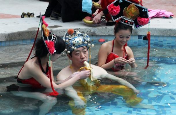 河南一溫泉會(huì)所開(kāi)業(yè)，山西男子花十萬(wàn)元享受“帝王頭湯”
