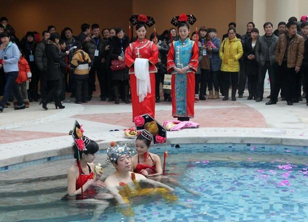 河南一溫泉會(huì)所開(kāi)業(yè)，山西男子花十萬(wàn)元享受“帝王頭湯”