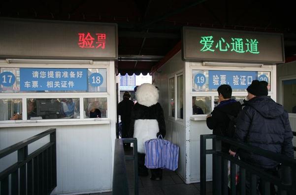 行為藝術(shù)？旅客穿熊貓玩偶服扮成大熊貓?bào)w驗(yàn)春運(yùn)遭圍觀