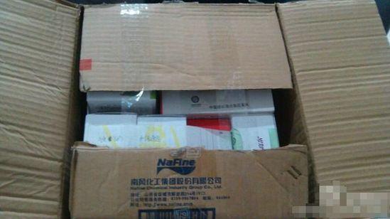 重慶一男子網(wǎng)購芝士和面粉收到1箱價值上萬元手機，后打電話給快遞員取回
