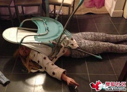 英國牛津一女子醉酒后嘗試坐進兒童椅，屁股大被卡住了難脫身