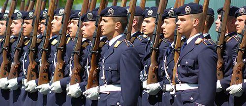 德國軍隊(duì)精英警衛(wèi)營男兵染怪病男性乳房發(fā)育癥，訓(xùn)練刻苦刺激胸部瘋長軍方調(diào)查(圖)
