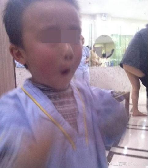 繼蘇州水霸王澡堂子美女露點(diǎn)門后，蘇州水霸王浴室連拍孩童賣萌照，脫褲男子露臀又不幸成為背景(圖)