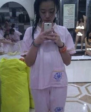 繼蘇州水霸王澡堂子女浴客全裸露點(diǎn)門后，蘇州水霸王浴室連拍孩童賣萌照，脫褲男子露臀又不幸成為背景(圖)