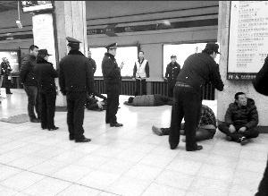 4男子北京地鐵上群毆，從北京站打到朝陽門，乘客怕誤傷讓出1節(jié)車廂