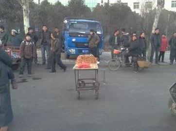 洛陽切糕黨公路攔車強(qiáng)賣切糕1刀下去550元，坑爹的強(qiáng)買強(qiáng)賣還要協(xié)商解決