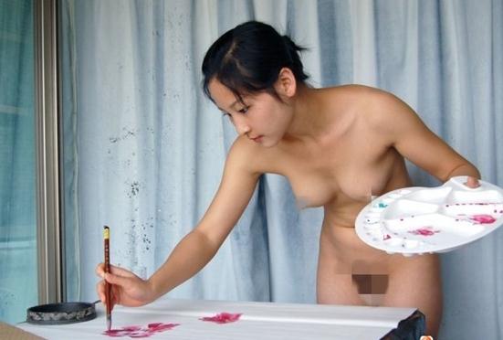 才女雅芬全裸作畫全過程，用胸部伏地畫畫疑炒作(圖)，網(wǎng)爆才女雅芬作畫全過程，脫了畫能畫好點(diǎn)？色情還是藝術(shù)