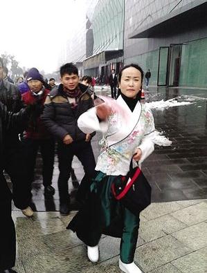 寧波青衣女子廣場(chǎng)沿路拋撒百元鈔票引市民哄搶，稱我撒錢別人撿錢就是快樂