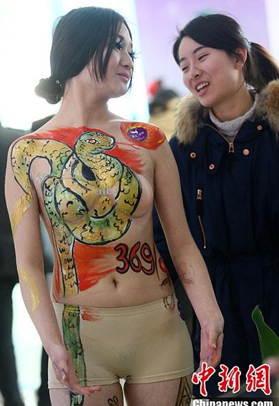 南京人體彩繪美女裸奔售黃金，裸女胸部繪金蛇展示金價裸奔