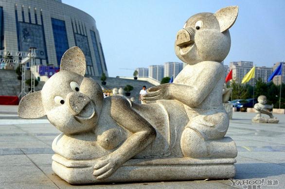 鄭州航海東路福塔廣場(chǎng)，許多市民專程前往圍觀流氓豬。而網(wǎng)友戲稱，是流氓豬讓福塔名噪中國(guó)。