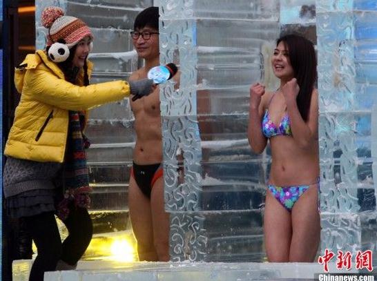 耐寒奇人長沙街頭挑戰(zhàn)人類耐寒極限，比基尼美女體驗“冰凍”