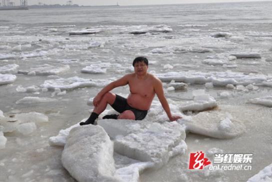 耐寒奇人長沙街頭挑戰(zhàn)人類耐寒極限，比基尼美女體驗“冰凍”