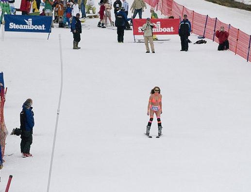 美麗凍人：比基尼美女穿著比基尼去滑雪，不怕寒冷不怕走光