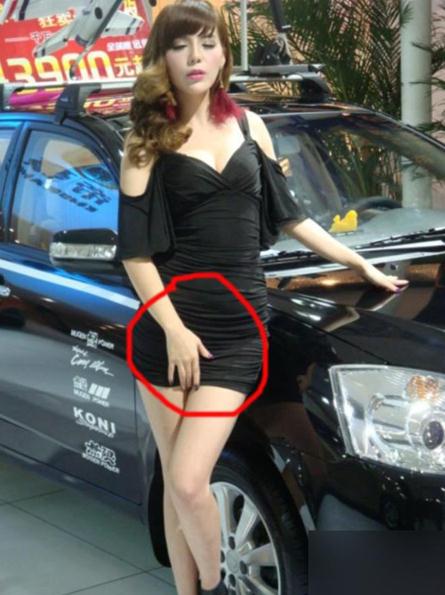 長沙國際車展自慰姐為搶鏡出奇招：表情銷魂手撫下體，秒殺全場胸器一摸成名