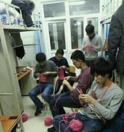 男生寢室集體織毛衣走紅，引無數(shù)女生“情何以堪”