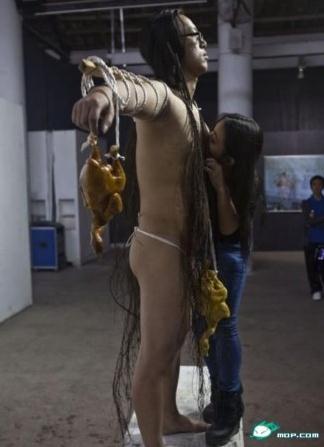 湖南某藝術(shù)學院大二女生為全裸男印吻痕以示愛情忠貞，1000個吻痕被批擾亂視線