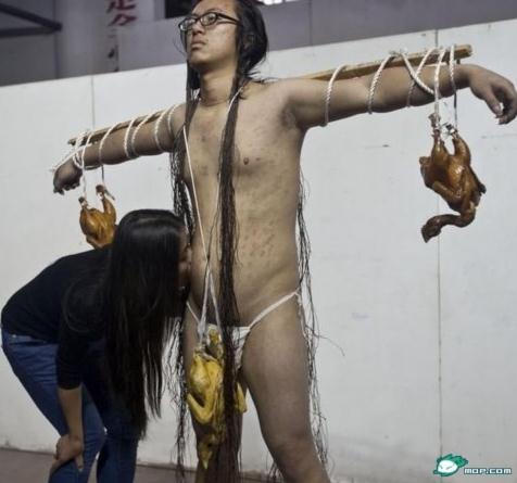 湖南某藝術(shù)學院大二女生為全裸男印吻痕以示愛情忠貞，1000個吻痕被批擾亂視線