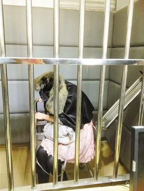 深圳寶馬女車主酒駕，拒絕檢查狠踢交警下體命根子