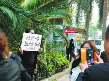黑衣美女街頭賣擁抱一次10元，男子害羞與其合影，網(wǎng)友斥其滿足物質(zhì)享受的物質(zhì)女