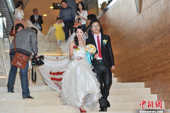 廣西南寧新娘穿520米長婚紗出嫁，代表我愛你，百人托舉裙擺