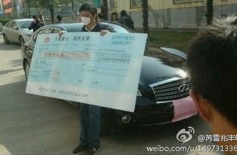華中科技大學(xué)100萬(wàn)求婚門：男子開(kāi)豪車持百萬(wàn)支票在華中科大求婚