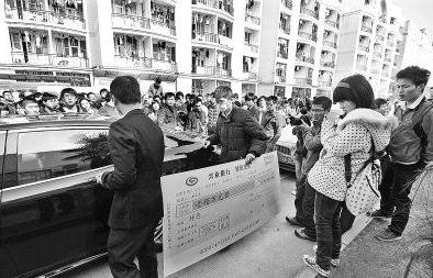 華中科技大學(xué)100萬(wàn)求婚門：男子開(kāi)豪車持百萬(wàn)支票在華中科大求婚