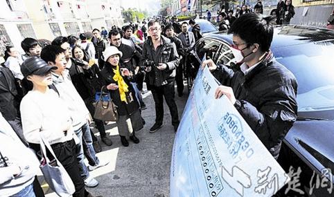 華中科技大學(xué)100萬(wàn)求婚門：男子開(kāi)豪車持百萬(wàn)支票在華中科大求婚