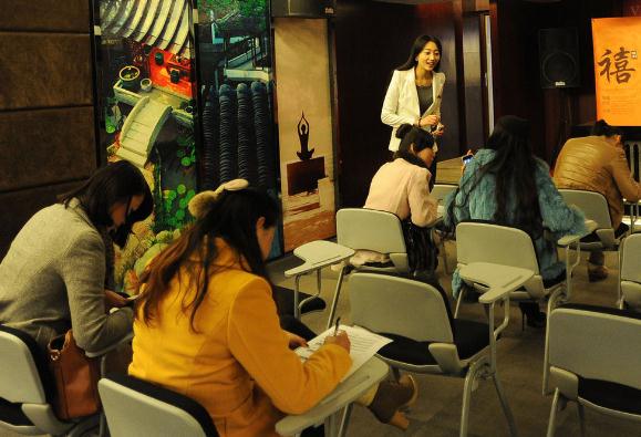 億萬富豪相親團(tuán)走秀武漢遇冷，169名女孩赴約5人入圍