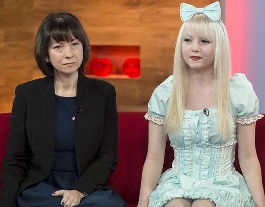 英國15歲瓷娃娃少女爆紅網絡，專家擔心潮流使青少年早熟