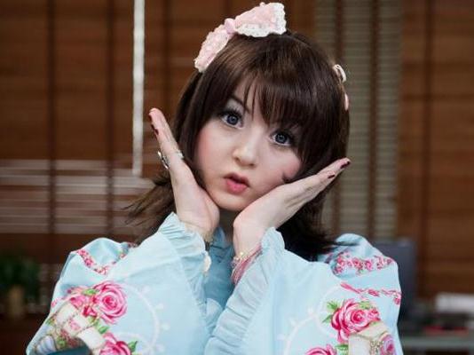 英國15歲瓷娃娃少女爆紅網絡遭追捧，有網友稱是怪胎