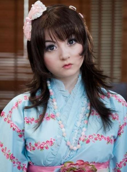 英國15歲瓷娃娃少女爆紅網絡，專家擔心潮流使青少年早熟