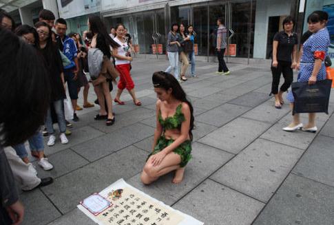 北京西單廣場(chǎng)現(xiàn)奇葩女媧娘娘，全裸樹葉裹身自稱穿越有補(bǔ)天遺石