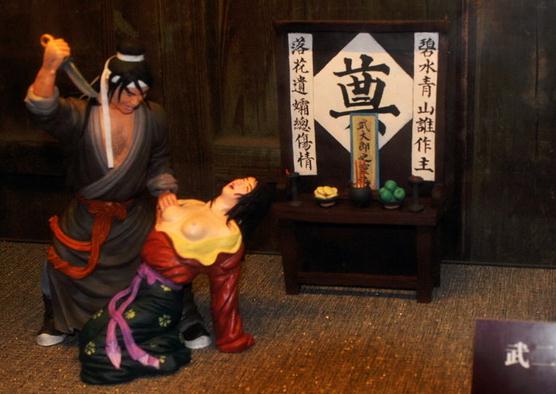 武二郎殺嫂祭兄，臺(tái)兒莊古城景區(qū)建武松殺嫂祭兄雕塑，潘金蓮胸部竟全裸惹爭議