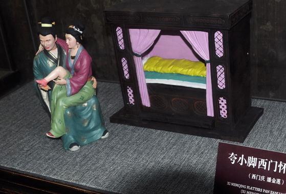 臺(tái)兒莊古城景區(qū)建武松殺嫂祭兄雕塑，潘金蓮胸部竟全裸惹爭議