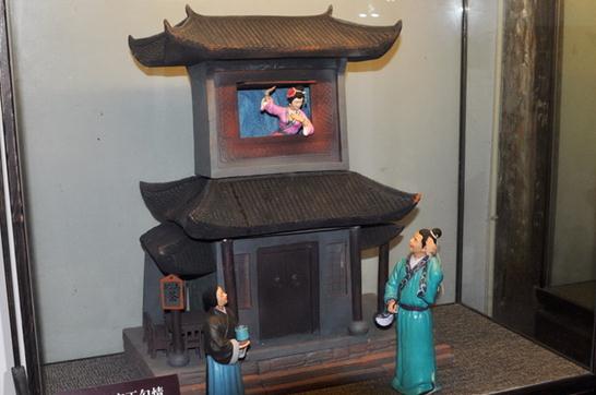 西門慶簾下勾情，臺(tái)兒莊古城景區(qū)建武松殺嫂祭兄雕塑，潘金蓮胸部竟全裸惹爭議