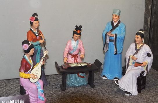 獻(xiàn)殷勤李桂姐唱曲，臺(tái)兒莊古城景區(qū)建武松殺嫂祭兄雕塑，潘金蓮胸部竟全裸惹爭議