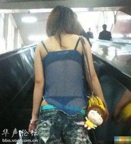 姐，穿這樣也逛街？?jī)?nèi)褲外穿太霸氣鳥(niǎo)