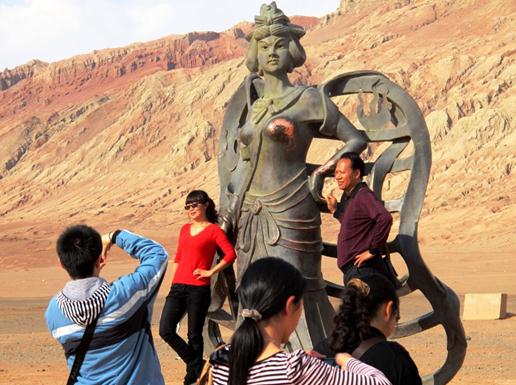 新疆“鐵扇公主”雕塑胸脯遭游客摸至掉色，牛魔王鼻子失色
