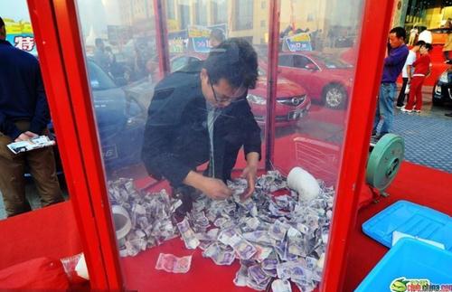 哥洗的是“金錢浴”，山東日照汽車展商家推“金錢浴”促銷