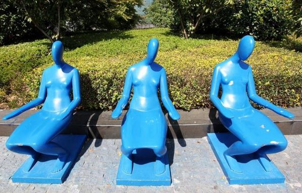 蘇州景區(qū)金雞湖畔現(xiàn)裸女座椅，坐
