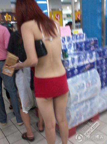 碉堡了！武漢紅鋼城超市暴露裸女露臀裝頻出沒，又換新戰(zhàn)衣