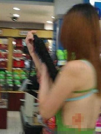 碉堡了！武漢紅鋼城超市暴露裸女露臀裝頻出沒，又換新戰(zhàn)衣