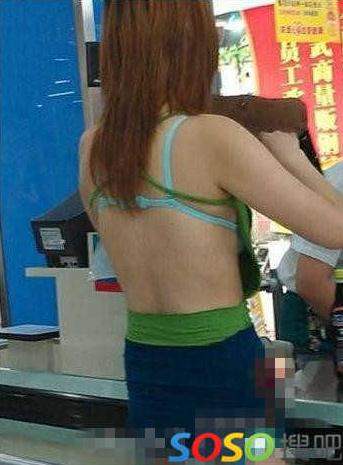 碉堡了！武漢紅鋼城超市暴露裸女露臀裝頻出沒，又換新戰(zhàn)衣