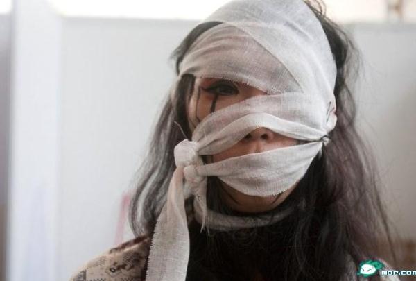 行為藝術突襲武漢光谷漫畫展,女女大尺度倒地激吻引熱議