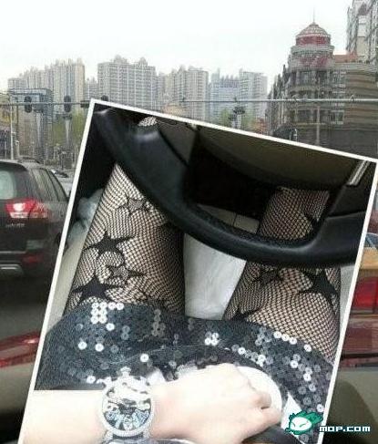女消防員微博炫富惹爭議：黑龍江一女消防員微博炫富并公布性感照片
