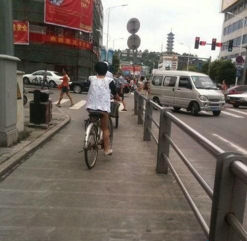 沒(méi)有穿褲子的女人：哎！閨女沒(méi)穿褲子就騎自行車上街了