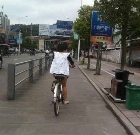 沒(méi)有穿褲子的女人：哎！閨女沒(méi)穿褲子就騎自行車上街了