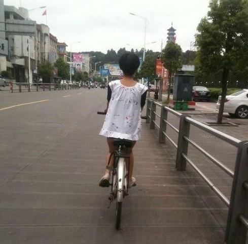 沒(méi)有穿褲子的女人：哎！閨女沒(méi)穿褲子就騎自行車上街了