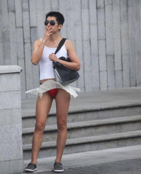 上海街頭一男子穿超短裙，尼瑪我瞬間凌亂了